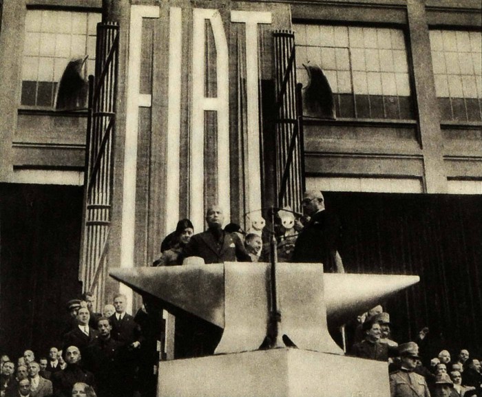 Mussolini_visiting_Fiat,_1932