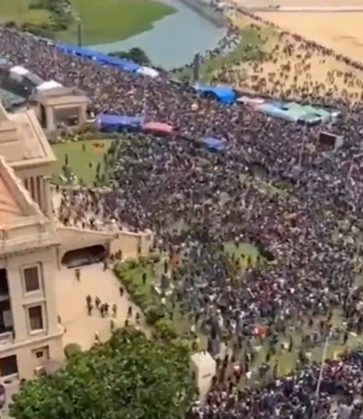 A75 Sri Lanka crowd2